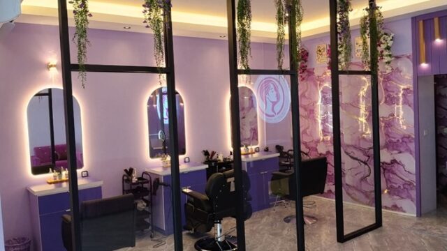 3 SLE SALON OUT