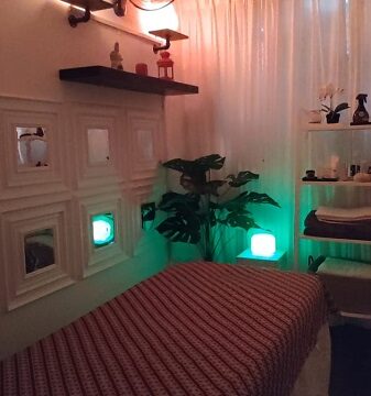 aura 10 massage room